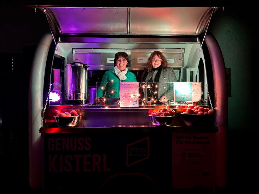 Sabine Asum (Kreisbäuerin) und Patricia Kügle (Kreisverbandsmitglied) im Genusskisterl